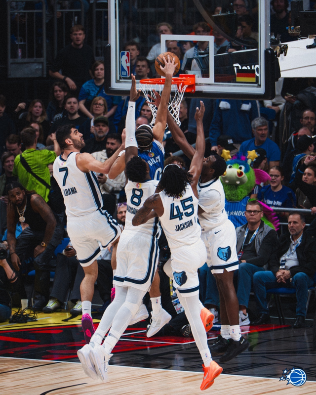 熊猫体育官方入口-快攻反击中一打四！隔扣四名防守人！NBA年度最佳扣篮来了！