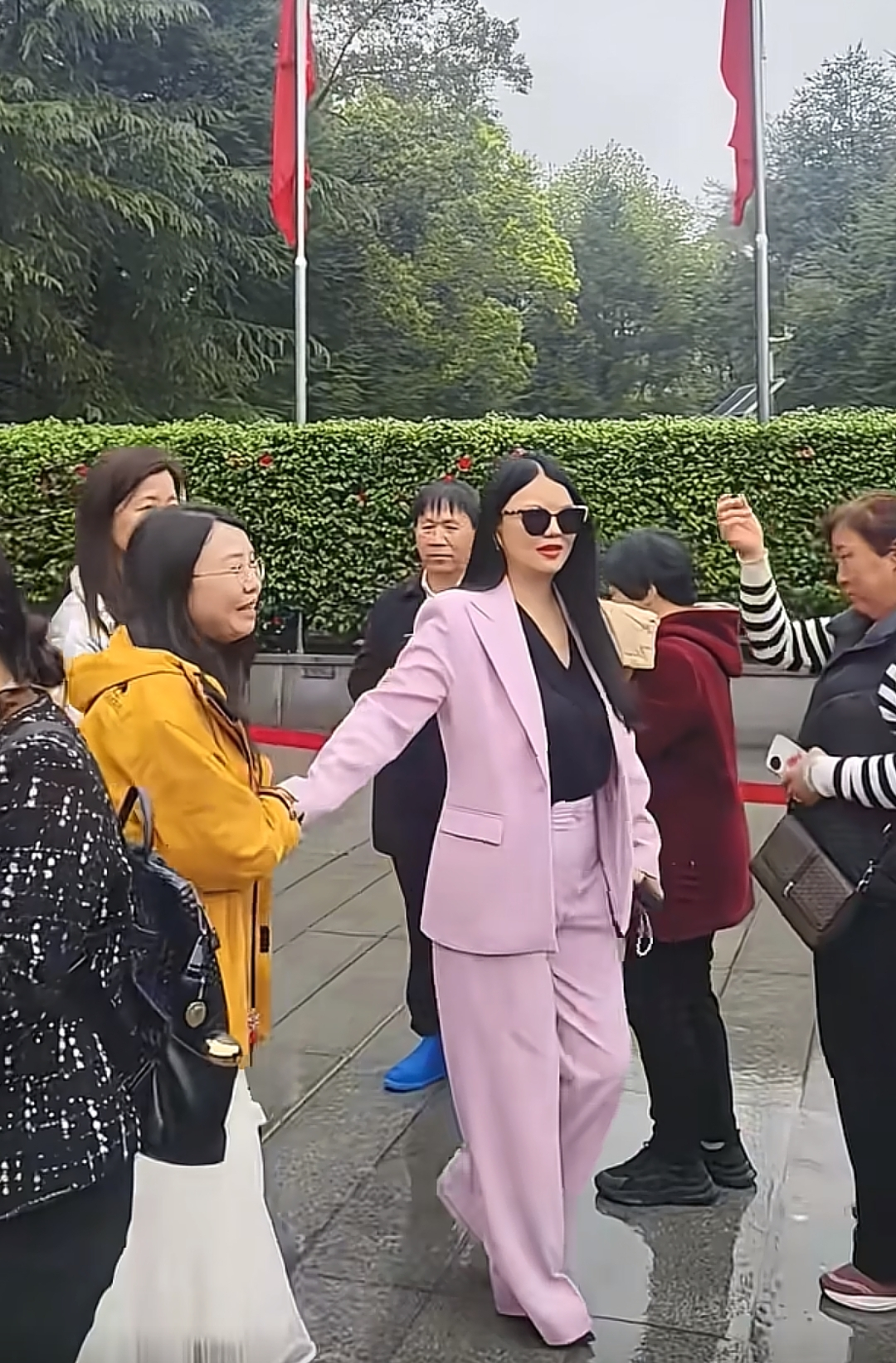 王诗龄母女韶山献花！李湘大变样瘦了20斤 和女儿关系变冷没互动
